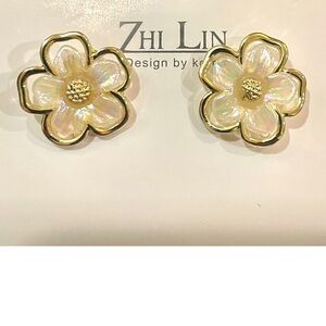 Pearl & Gold Earrings